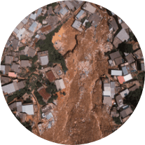 Imagem aérea de um deslizamento de terra em Petrópolis, na região serrana do Rio de Janeiro; Fortes chuvas destruíram casas e afetaram populações que já vivem em situação de vulnerabilidade.