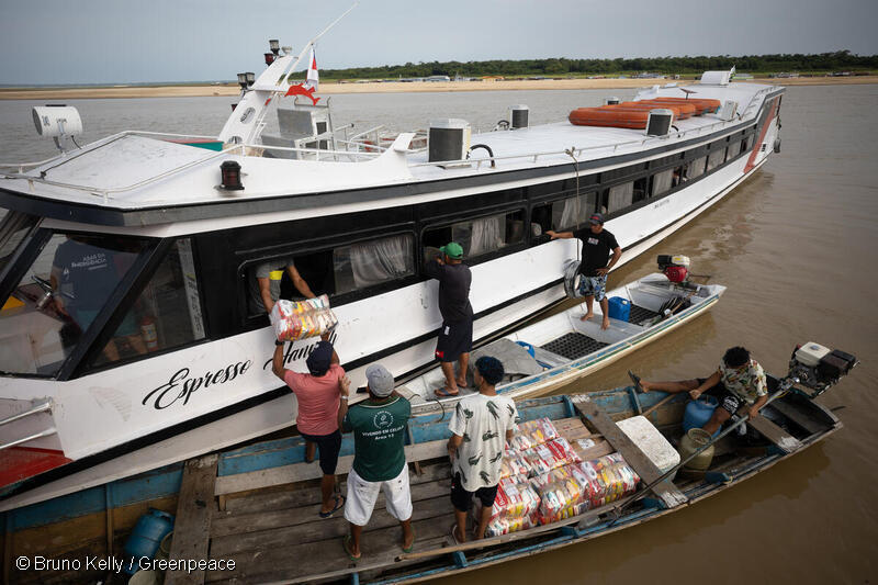 Greenpeace Brasil leva mais de 50 toneladas de alimentos às populações afetadas pela seca histórica na Amazônia