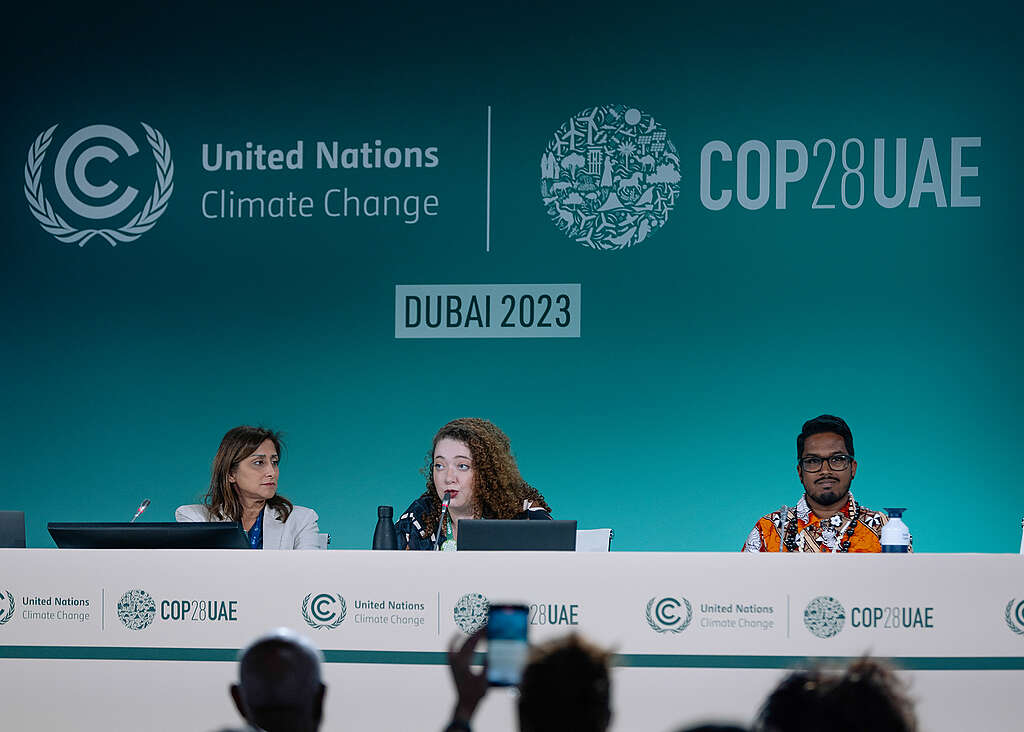 Coletiva de imprensa com Ghiwa Nakat, Diretora Executiva do Greenpeace MENA; Camila Jardim, Especialista em Política Internacional do Greenpeace Brasil; Shiva Gounden, porta-voz do Greenpeace Australia Pacific © Marie Jacquemin / Greenpeace Coletiva de imprensa com Ghiwa Nakat, Diretora Executiva do Greenpeace MENA; Camila Jardim, Especialista em Política Internacional do Greenpeace Brasil; Shiva Gounden, porta-voz do Greenpeace Australia Pacific © Marie Jacquemin / Greenpeace