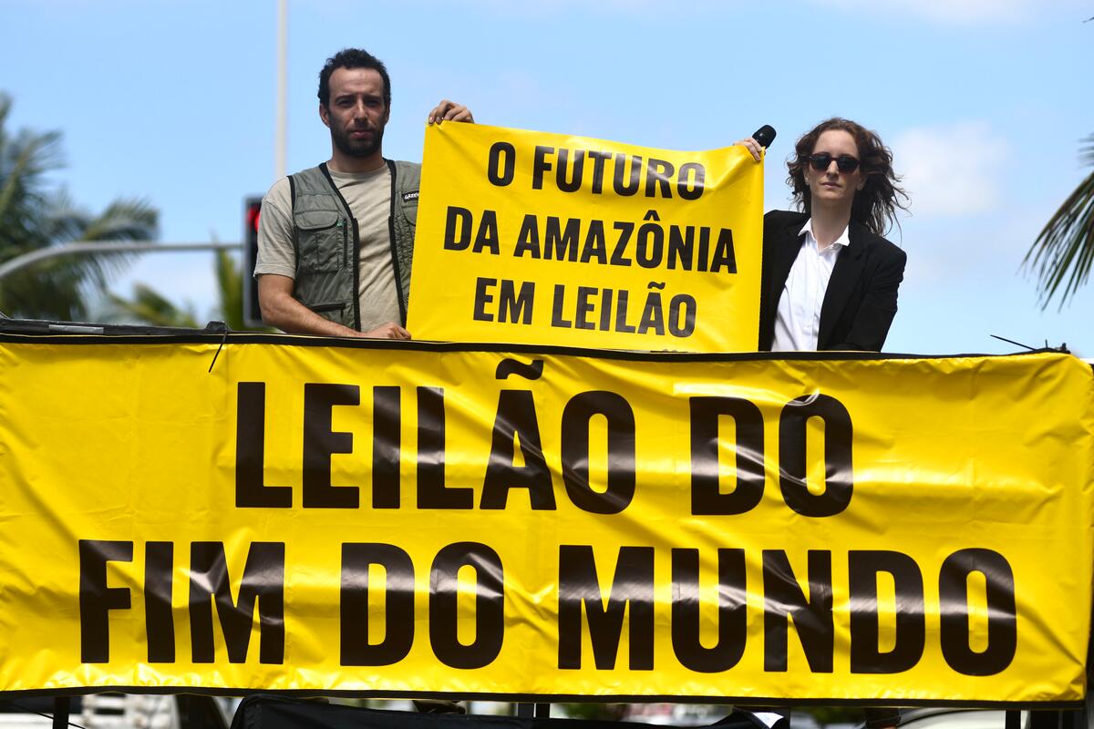 Ativistas protestam contra Leilão do Fim do Mundo