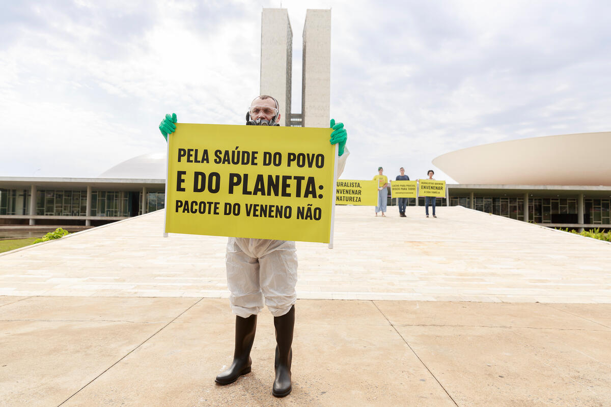 Protest against the Poison Bill in Brasília. © Otávio Almeida / Greenpeace Protest against the Poison Bill in Brasília. © Otávio Almeida / Greenpeace