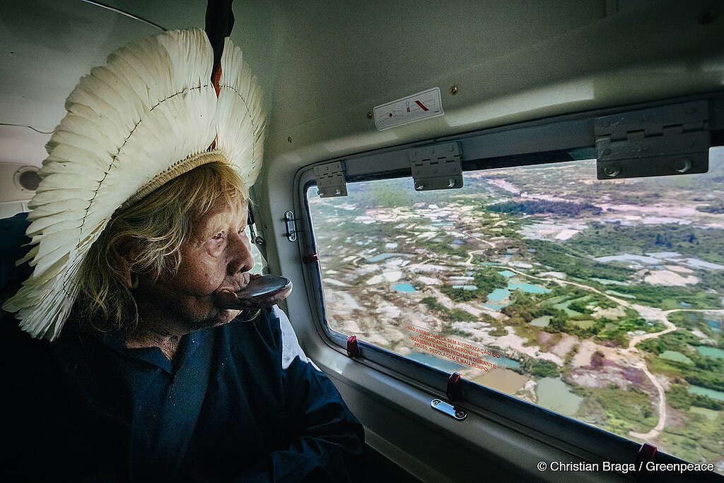 Imagem de um sobrevoo com o líder indígena brasileiro Raoni.