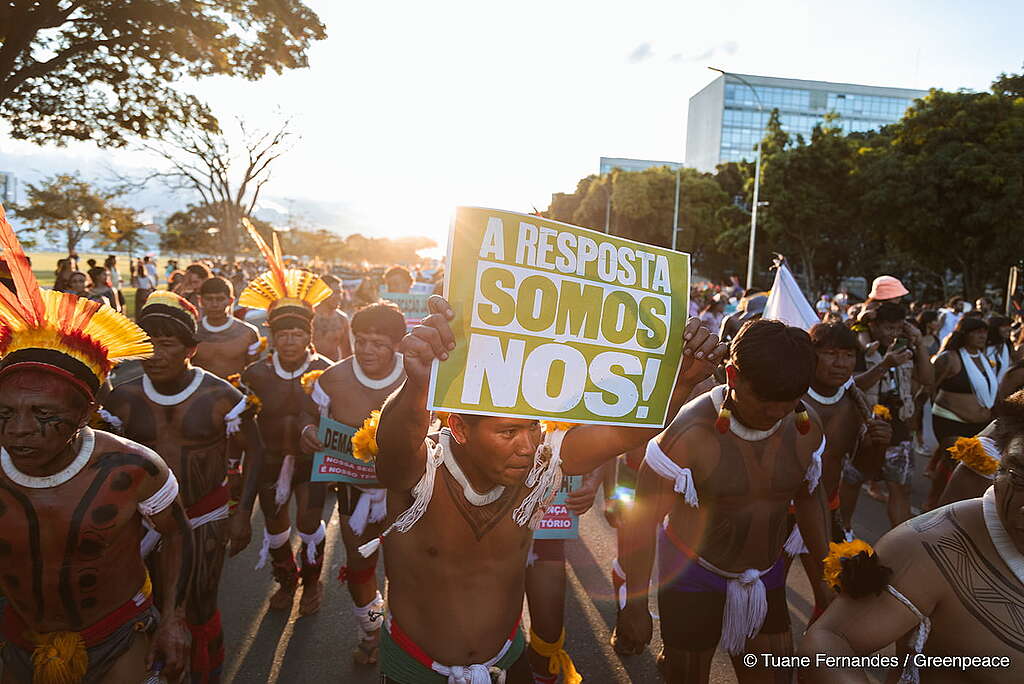 Protesto do movimento indígena com destaque a um cartaz escrito "A resposta somos nós!".