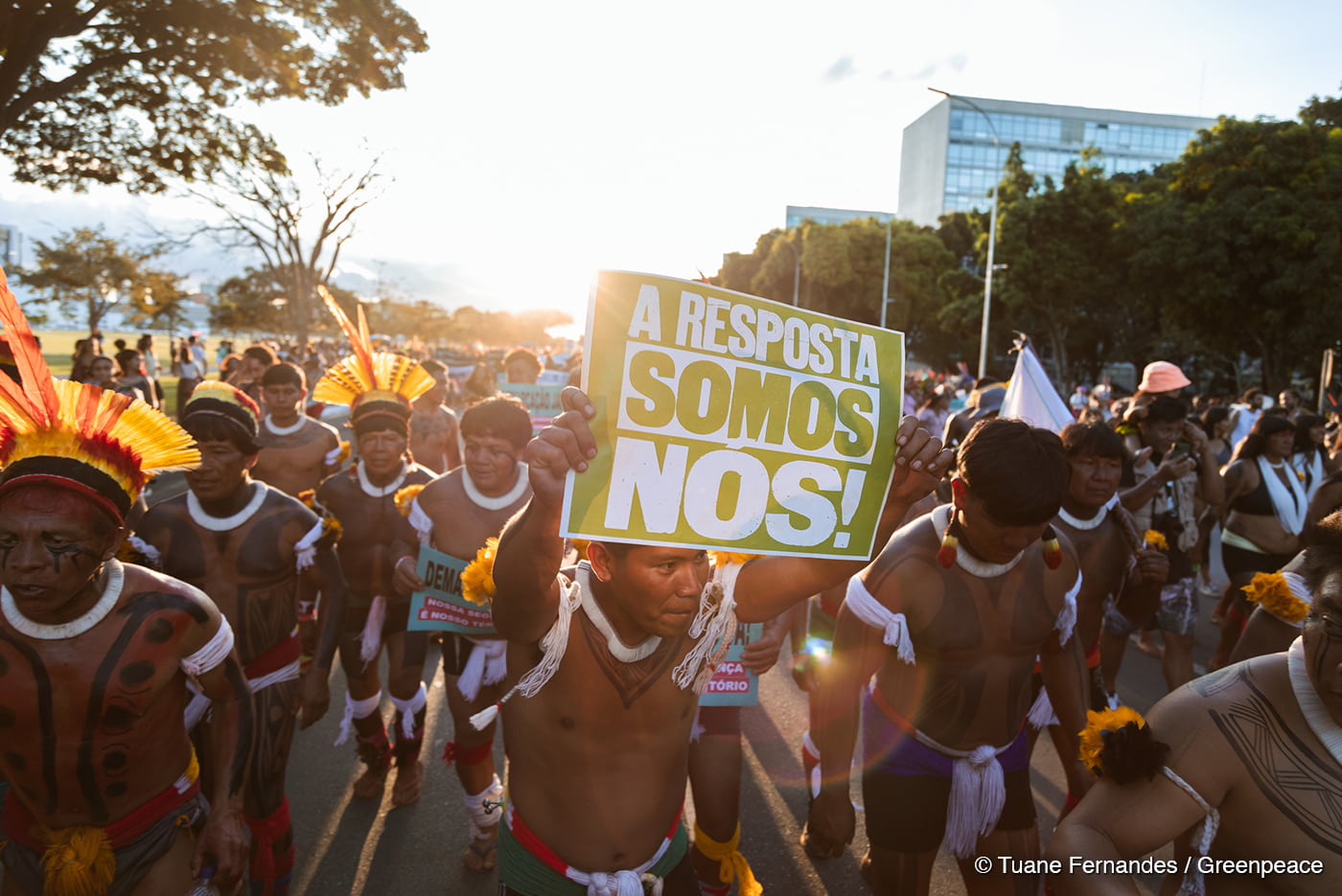 Protesto do movimento indígena com destaque a um cartaz escrito "A resposta somos nós!".