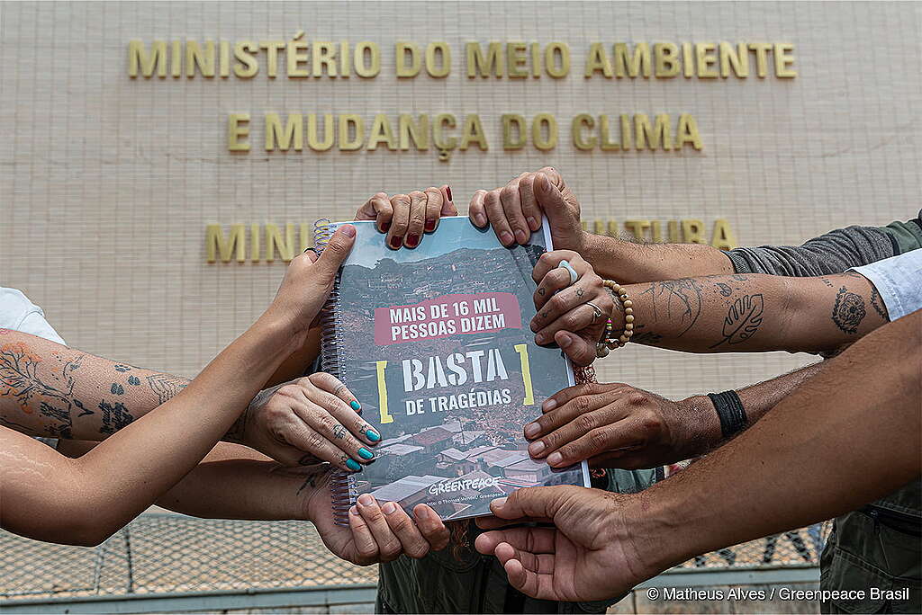 Foto da entrega das assinaturas do abaixo-assinado "Basta de tragédias!"