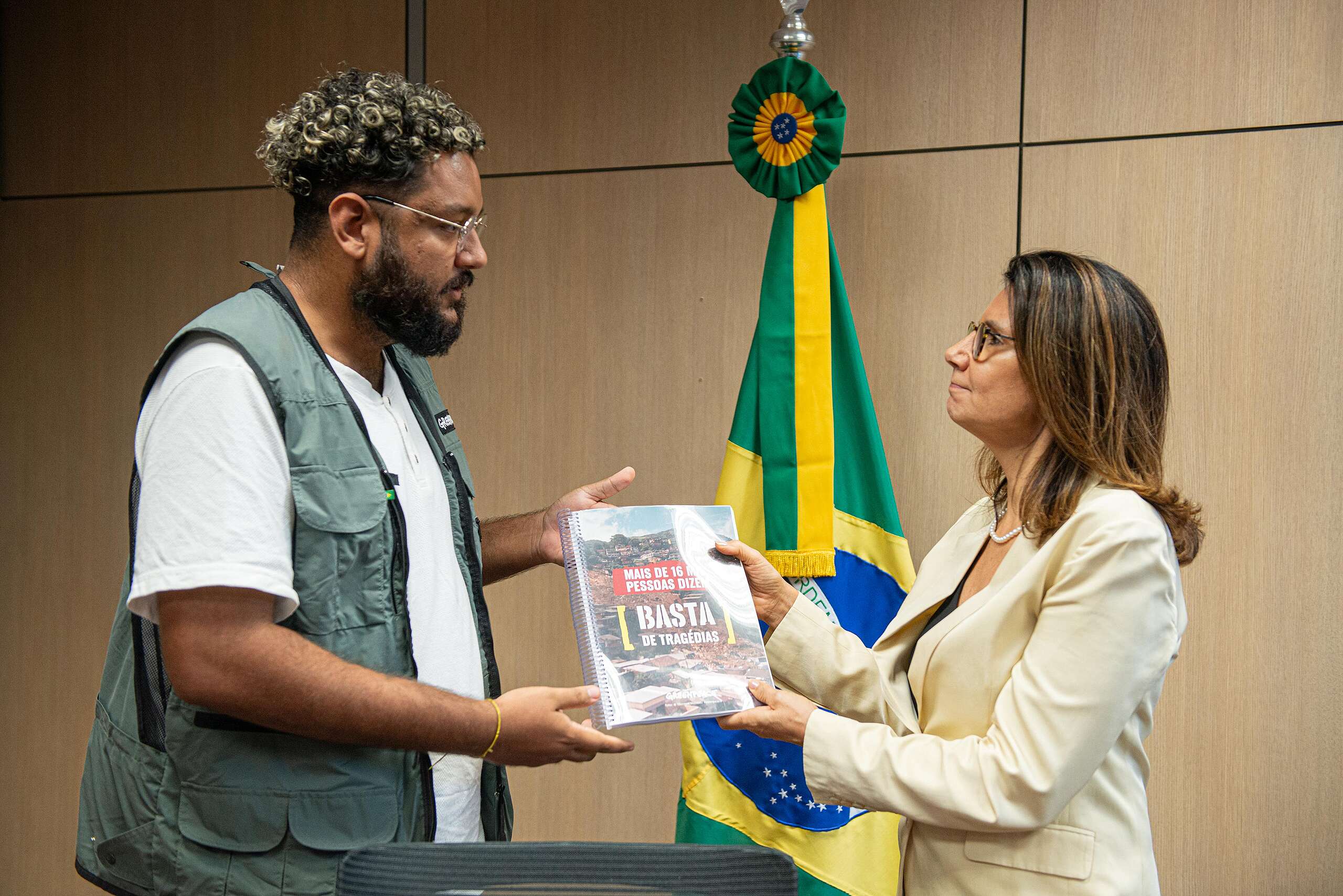 Greenpeace Brasil entrega abaixo-assinado “Basta de tragédias” no Ministério do Meio Ambiente 