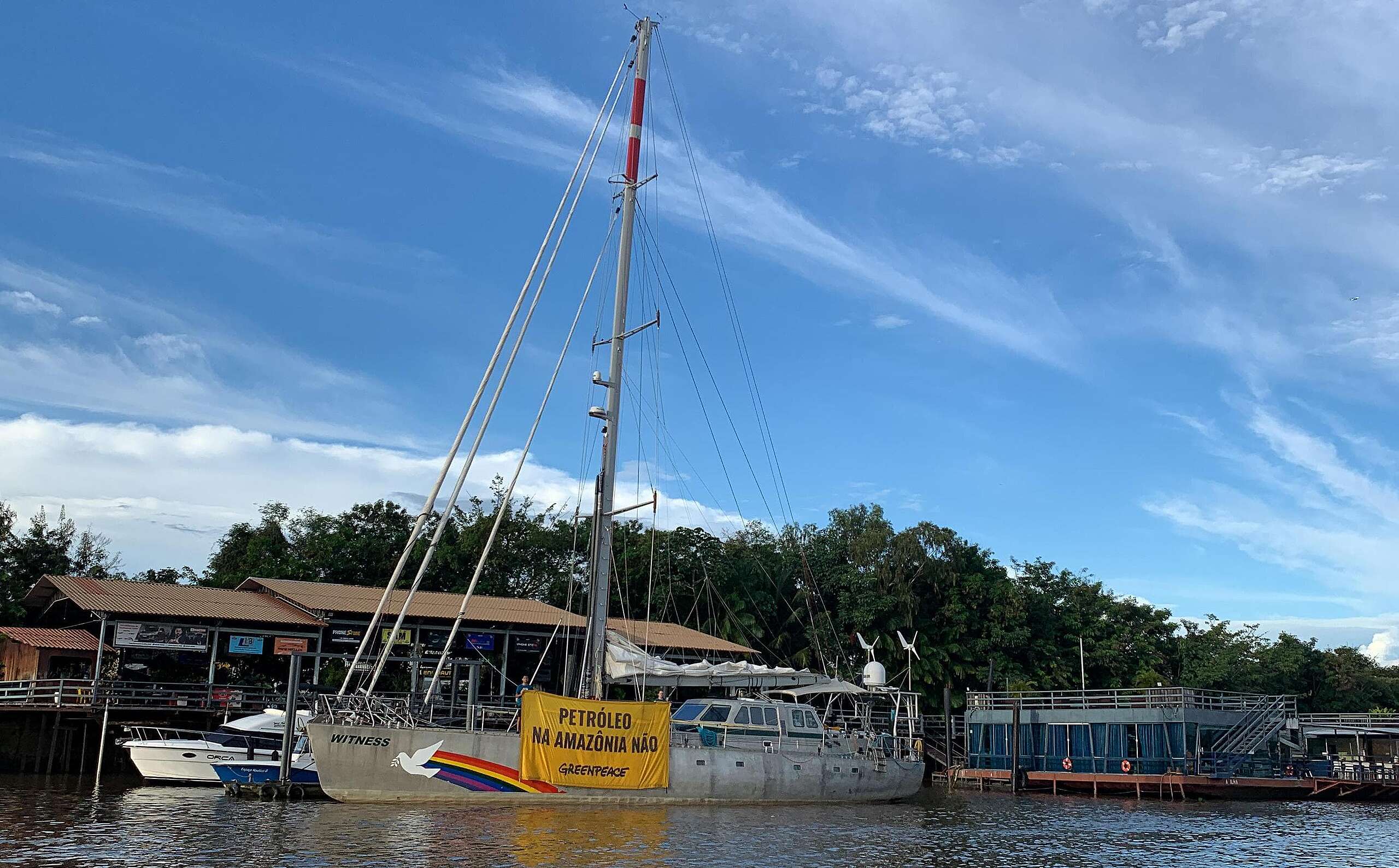 Em ação em Belém durante visita de Macron, Greenpeace Brasil pede que Lula defenda a Amazônia da exploração de petróleo