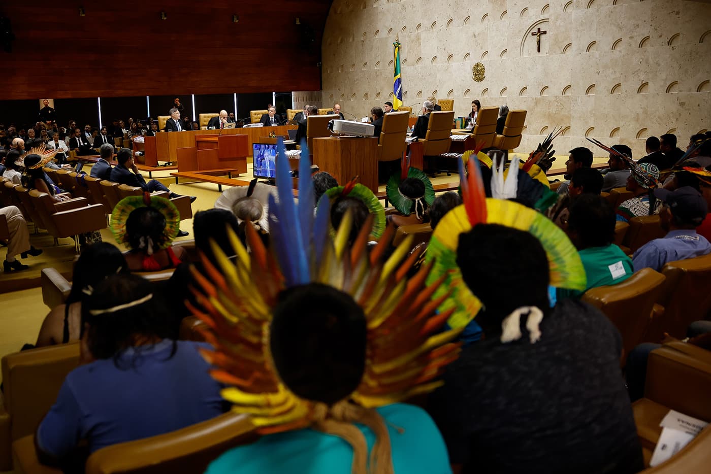 Grupos de pessoas indígenas de diferentes idades e etnias reunidas em Brasília para acompanhar o retorno do julgamento do Marco Temporal pelo Supremo Tribunal Federal (STF). Grupos de pessoas indígenas de diferentes idades e etnias reunidas em Brasília para acompanhar o retorno do julgamento do Marco Temporal pelo Supremo Tribunal Federal (STF).