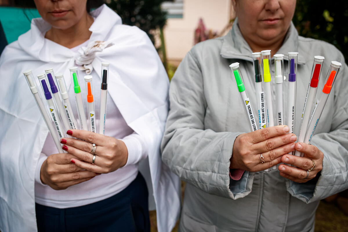 Canudos filtráveis distribuídos no RS garantem água limpa para quem precisa