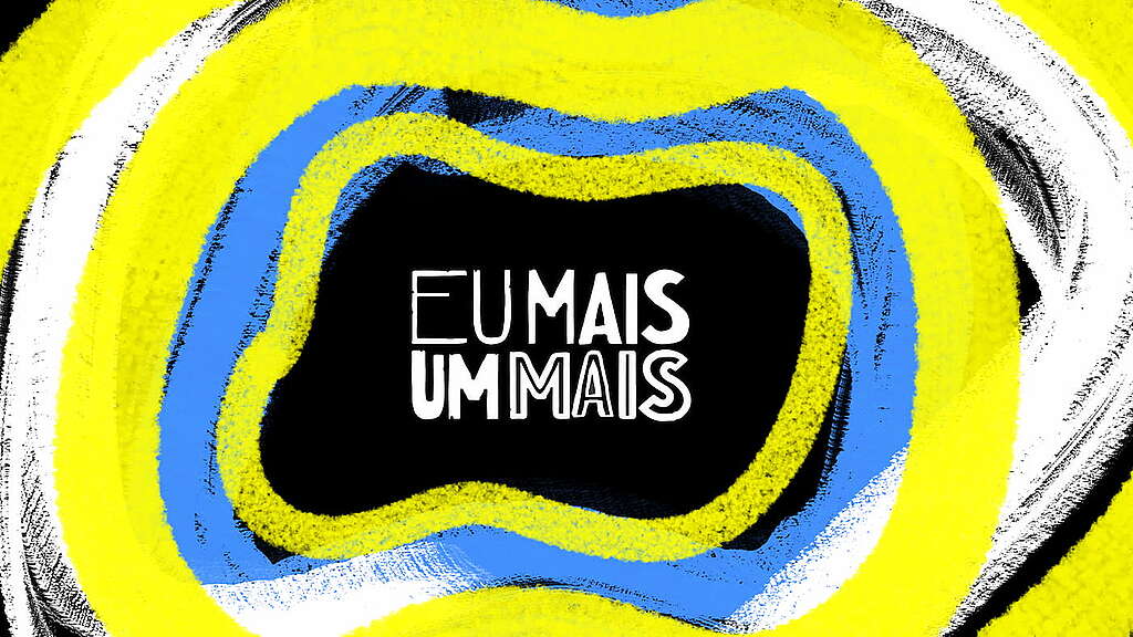 A imagem mostra o logotipo da minissérie com formas geométricas semicirculares nas cores: amarela, preta, azul e branco com o texto no centro escrito: Eu mais Um Mais.