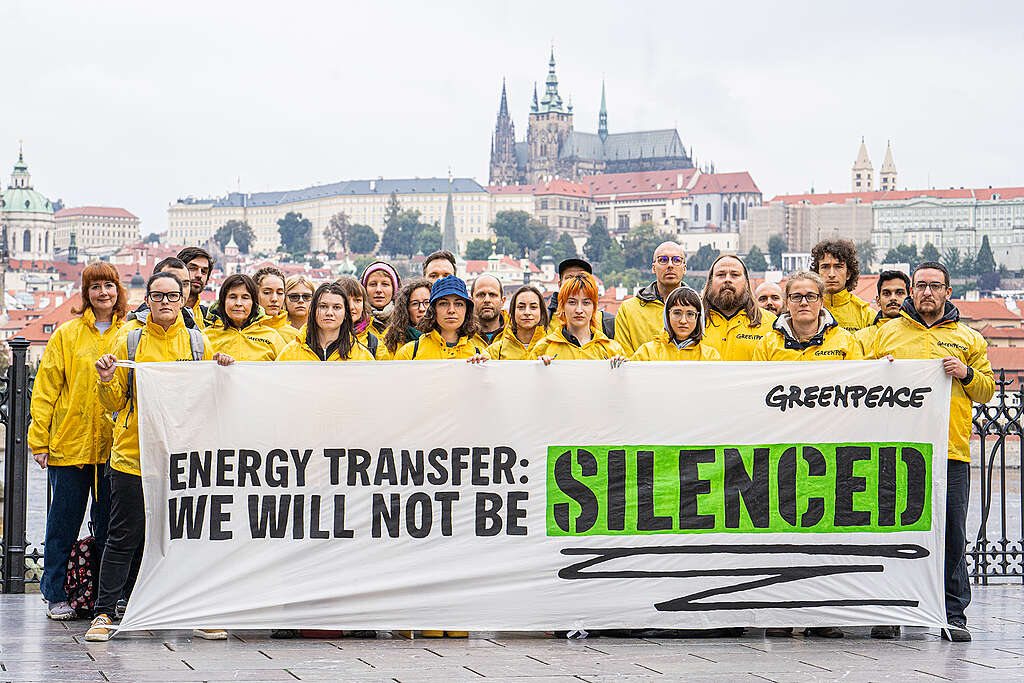 Como parte da Semana Global de Ação, ativistas e apoiadores do Greenpeace República Tcheca mostram a solidariedade abrangente da rede global do GP para enviar a mensagem à Energy Transfer: "Não seremos silenciados."