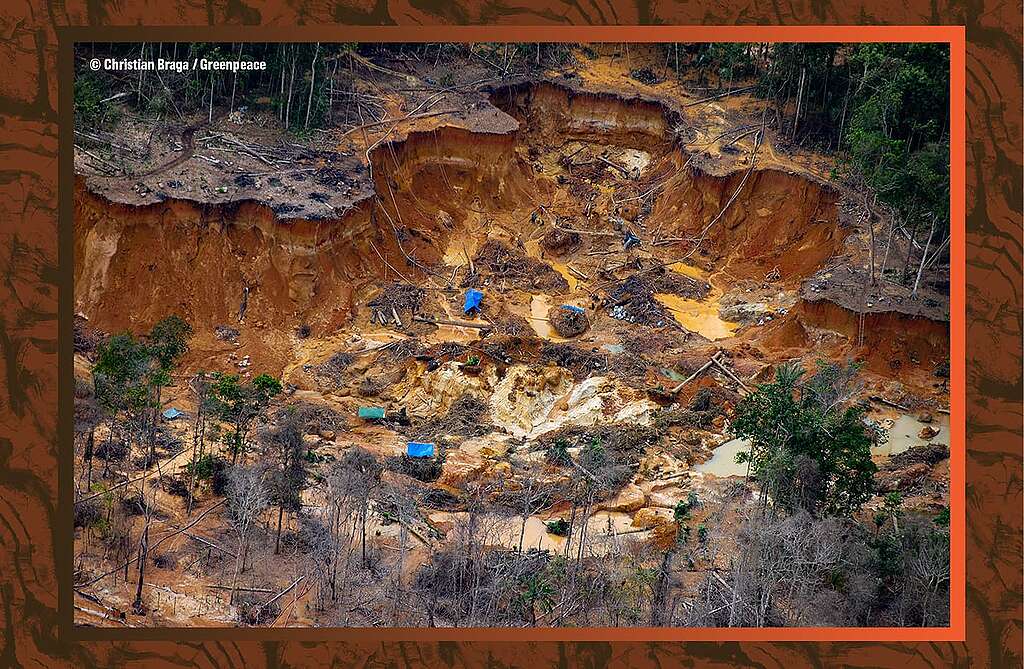 Imagem aérea mostra garimpo ilegal na Terra Indígena Yanomami, em Roraima, abril de 2021. A floresta foi amplamente destruída, revelando grandes crateras no solo, poças de água barrenta e barracos cobertos com lonas. Pequenos grupos de garimpeiros são vistos trabalhando em meio à terra exposta e árvores derrubadas. Imagem aérea mostra garimpo ilegal na Terra Indígena Yanomami, em Roraima, abril de 2021. A floresta foi amplamente destruída, revelando grandes crateras no solo, poças de água barrenta e barracos cobertos com lonas. Pequenos grupos de garimpeiros são vistos trabalhando em meio à terra exposta e árvores derrubadas.