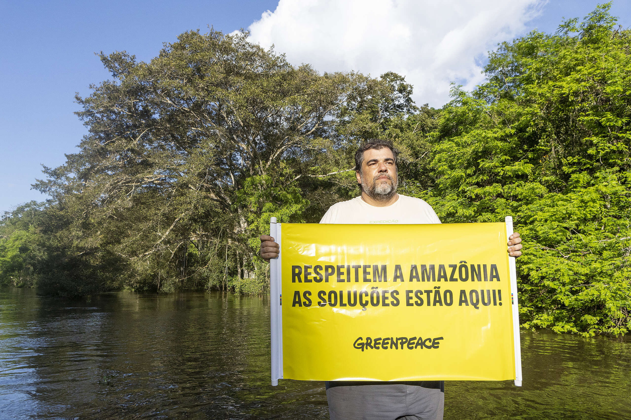 Rômulo Batista, coordenador global de Soluções da Floresta do Greenpeace durante a Expedição Respeitem a Amazônia, no território do Médio Juruá (AM), uma das regiões mais conservadas da Amazônia