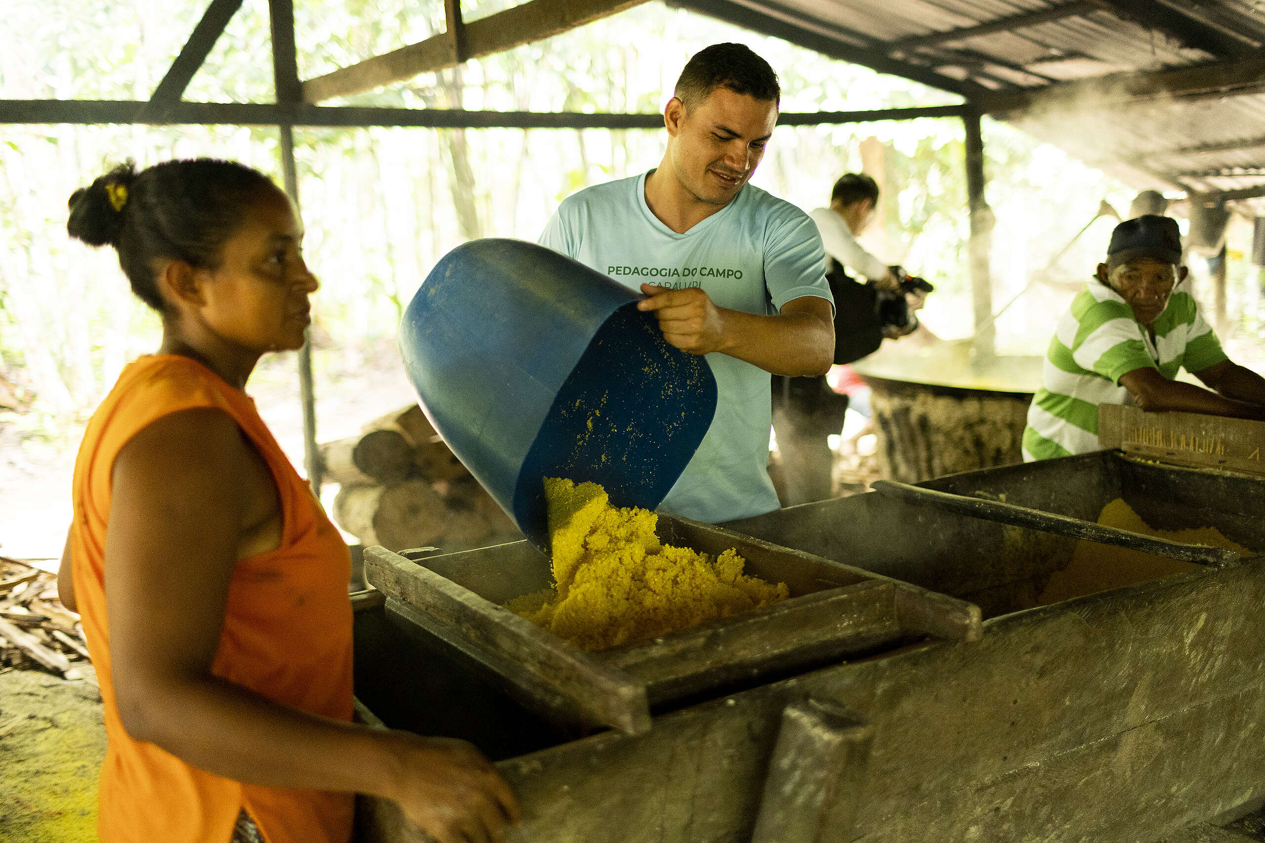 Antonio de Souza, presidente da Codemaj (Cooperativa Mista de Desenvolvimento Sustentável e Economia Solidária do Médio Juruá), ajudando a fazer farinha na Comunidade do Roque (AM), em umas das regiões mais conservadas da Amazônia e berço de diversas soluções da floresta