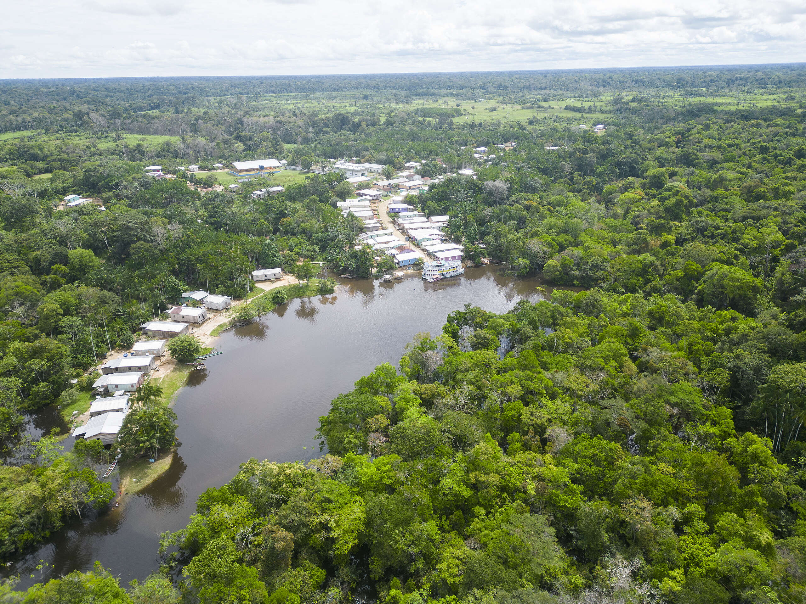 Imagem aérea da Comunidade do Roque, no Médio Juruá, no Amazonas, rodeada de Floresta Amazônica e banhada por um lago do rio Juruá