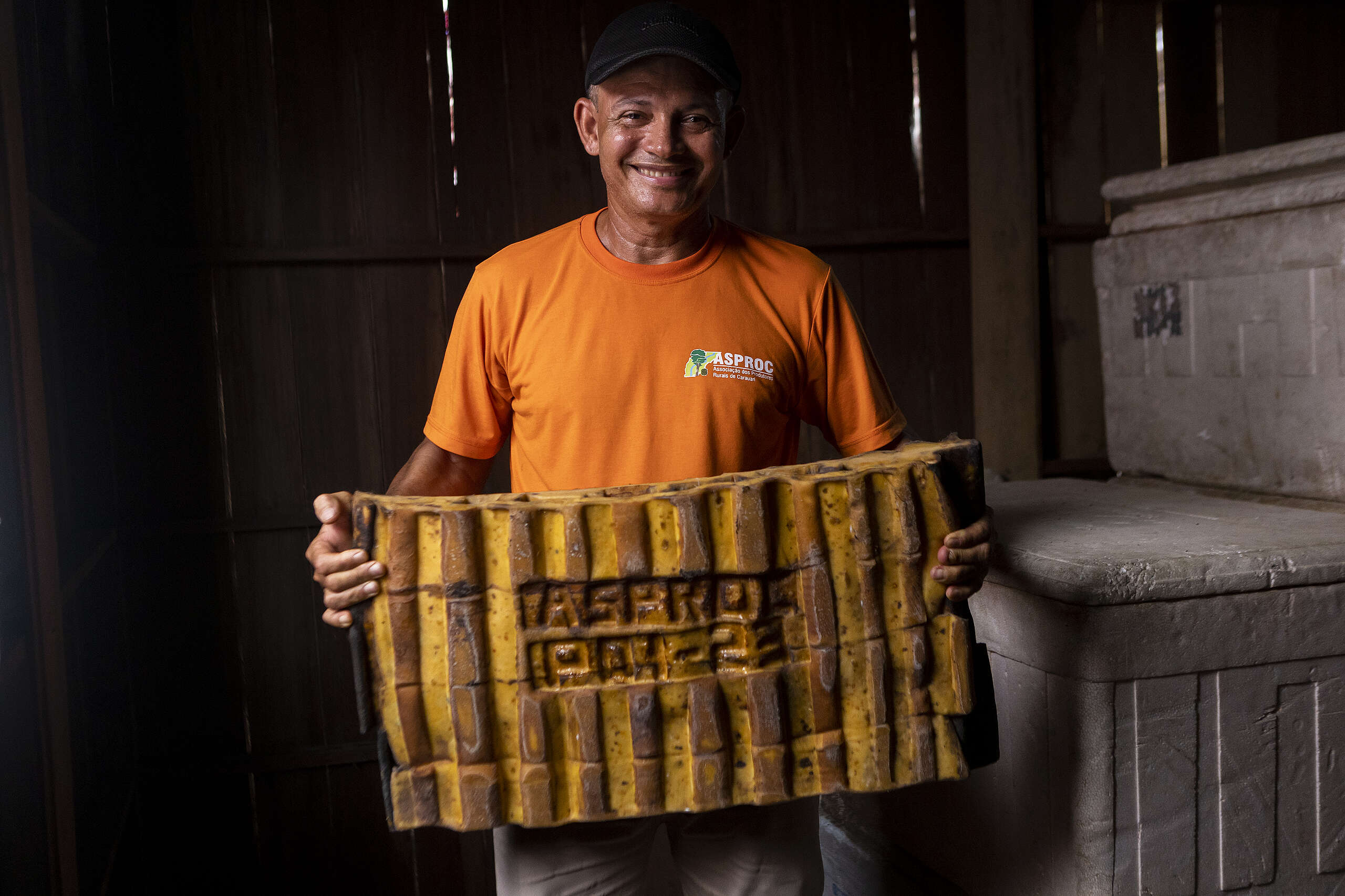 Ecivaldo Ferreira, presidente da Asproc, associação mãe do Médio Juruá (AM), uma das regiões mais conservadas da Amazônia. Ele mostra uma placa de borracha, produzida pelos seringueiros associados.