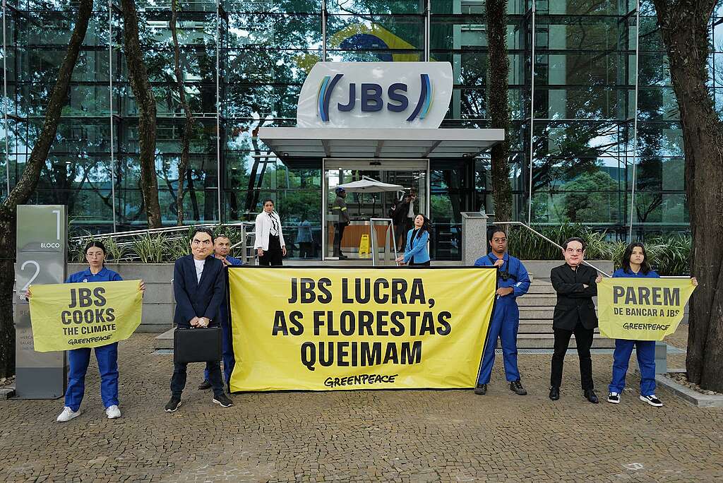 Ativistas do Greenpeace Brasil fazem protesto pacífico na sede da JBS em São Paulo. © Greenpeace Ativistas do Greenpeace Brasil fazem protesto pacífico na sede da JBS em São Paulo. © Greenpeace
