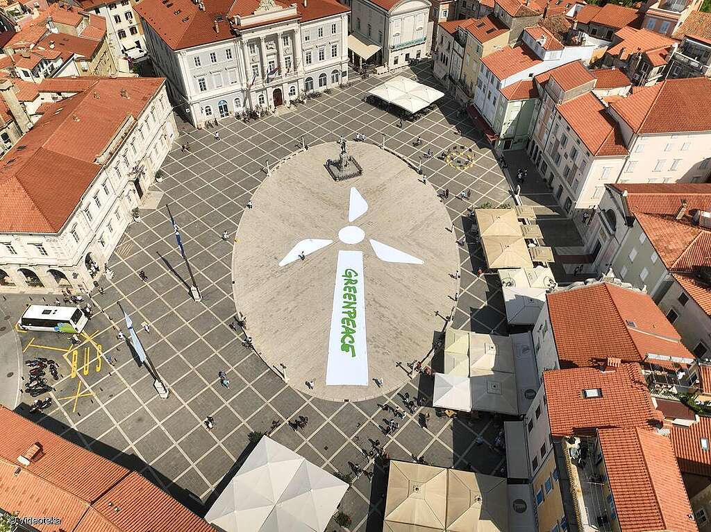 Greenpeace formam um catavento humano na Praça Tartini, em Piran, para promover e cobrar do governo a ampliação da energia eólica na Eslovênia Greenpeace formam um catavento humano na Praça Tartini, em Piran, para promover e cobrar do governo a ampliação da energia eólica na Eslovênia