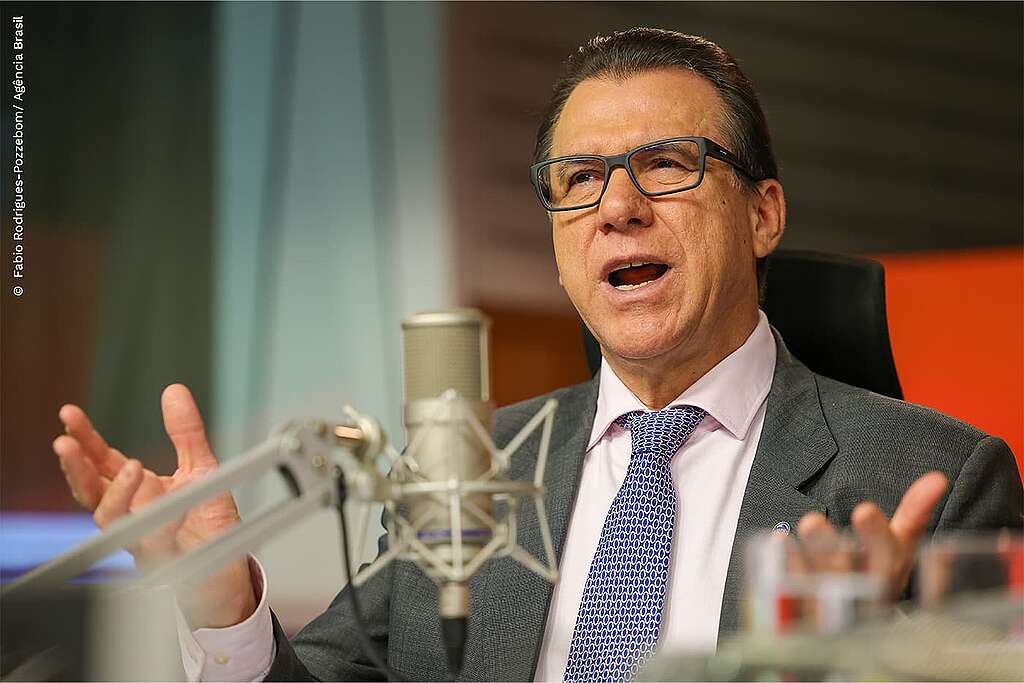 foto do ministro do Trabalho, Luiz Marinho, falando durante o programa Bom Dia, Ministro.
