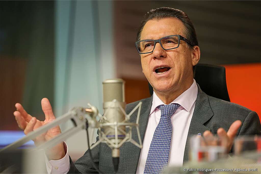 foto do ministro do Trabalho, Luiz Marinho, falando durante o programa Bom Dia, Ministro.