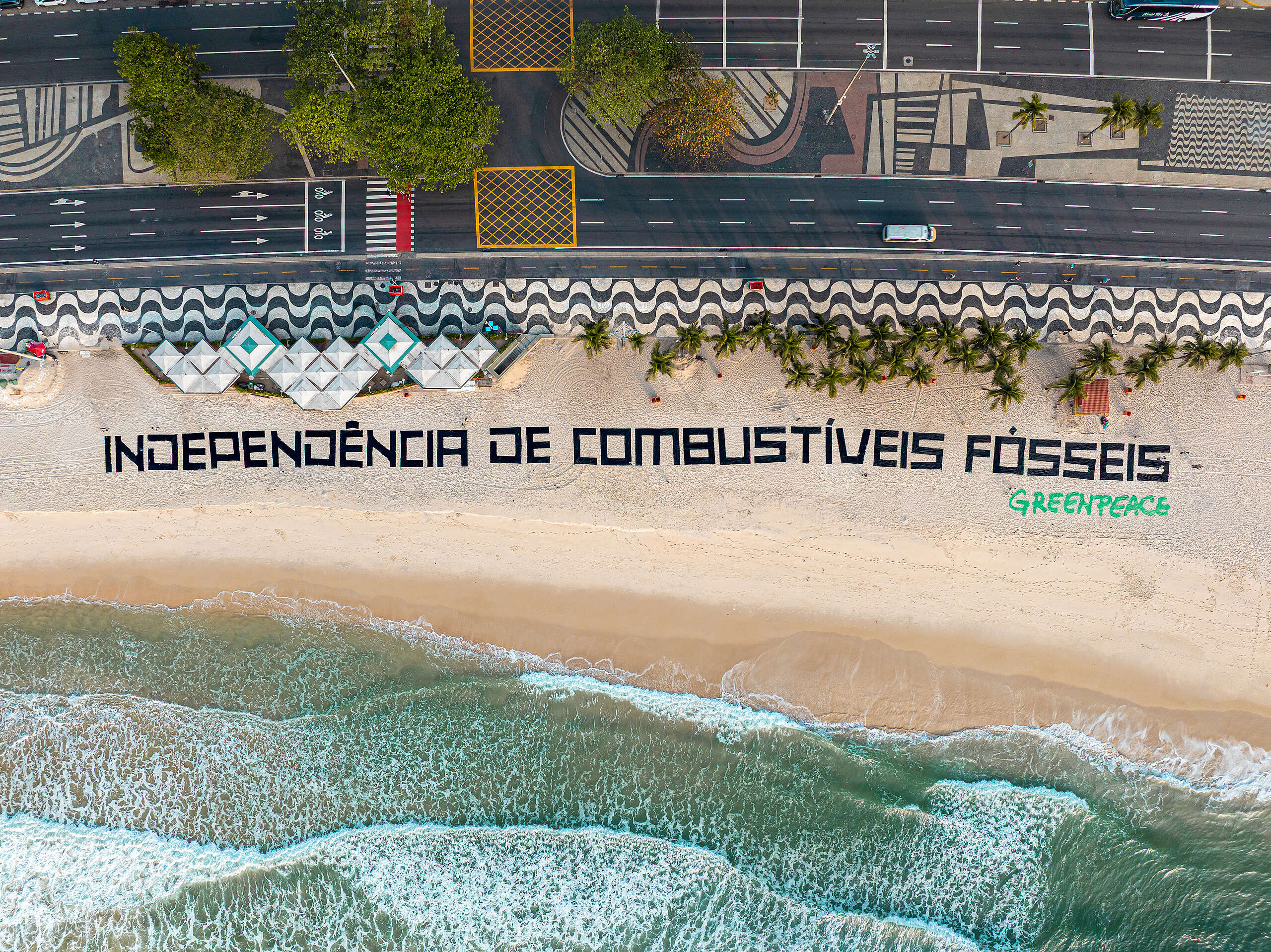  7 de setembro: Greenpeace Brasil realiza ação pacífica em Copacabana pedindo a “independência de combustíveis fósseis” 