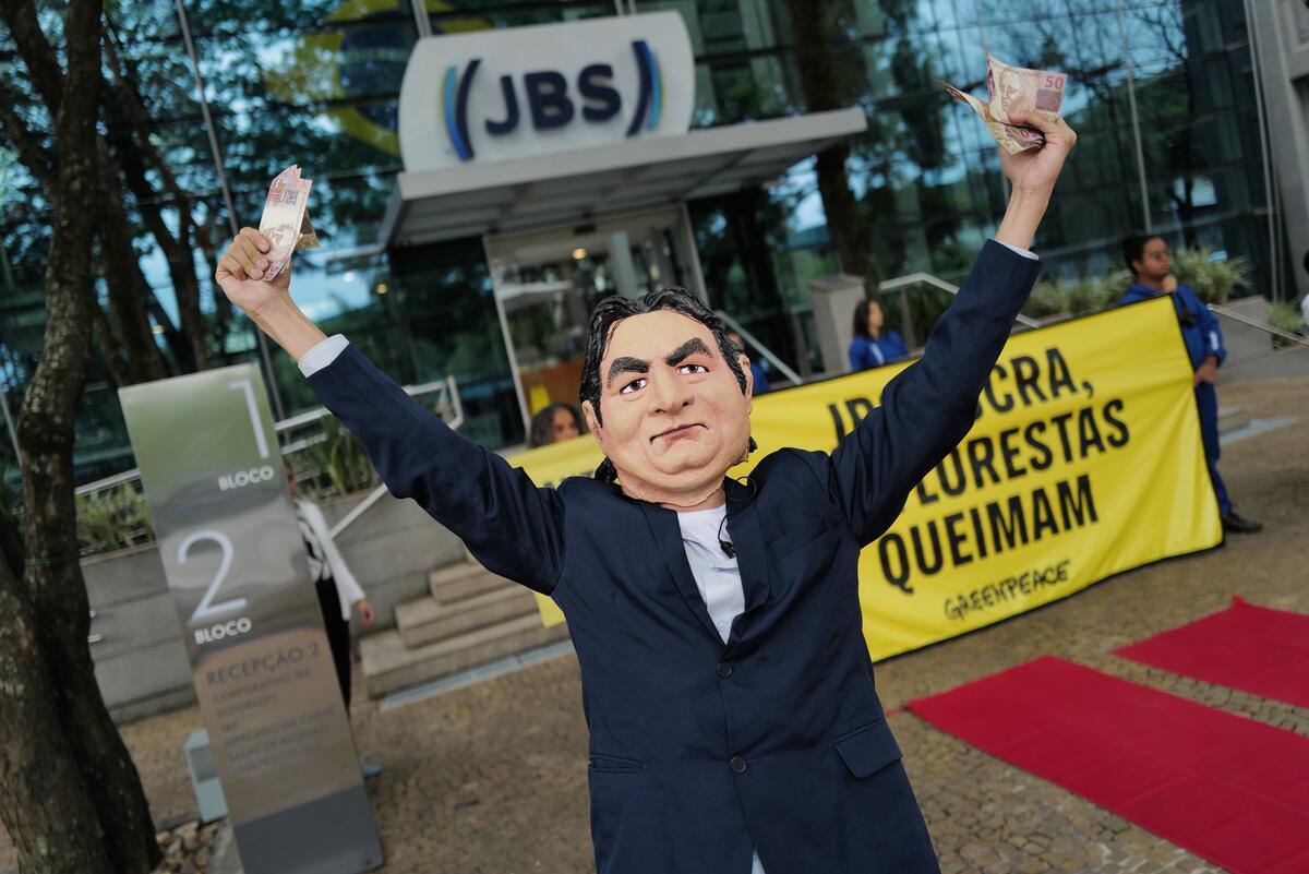 Protest against Amazon Devastation at JBS Headquarters in São Paulo. © Greenpeace Manifestação pacífica do Greenpeace Brasil na sede da JBS em abril de 2025. © Greenpeace