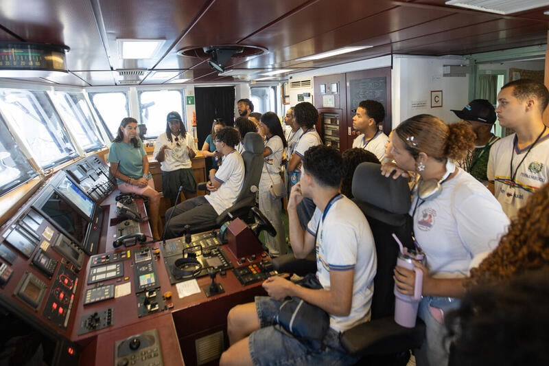 No navio do Greenpeace, no Recife, estudantes conectam suas vivências à defesa dos oceanos e à luta por justiça climática