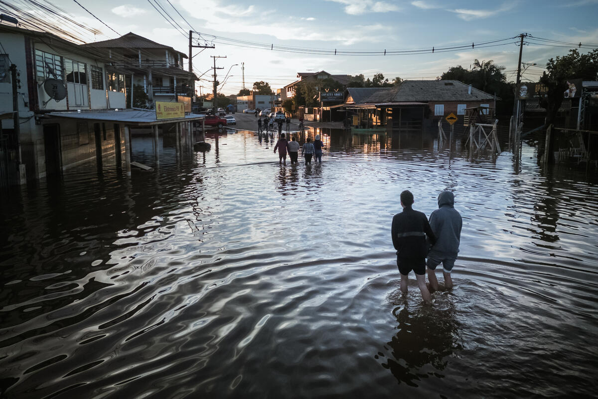 Communities Affected by Floods in São Leopoldo. © Tuane Fernandes / Greenpeace População impactada por alagamentos em São Leopoldo (RS) em 2024.