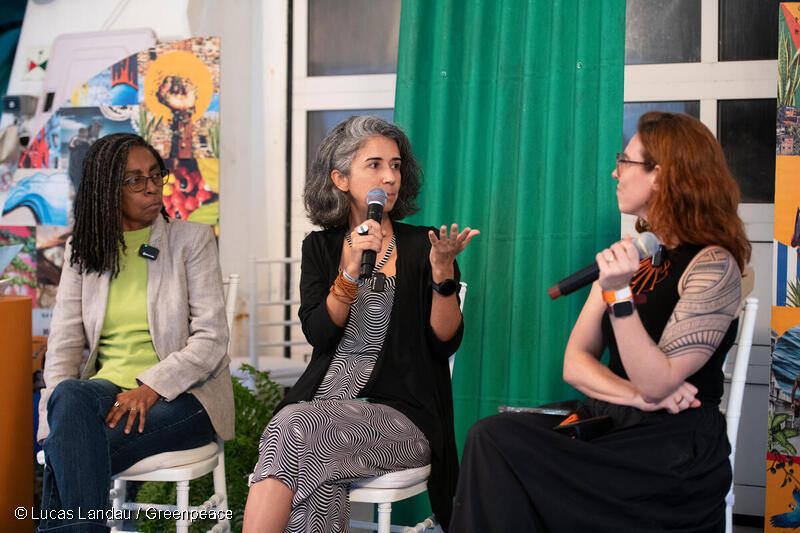 Podcast Mamilos grava episódio especial a bordo do navio do Greenpeace