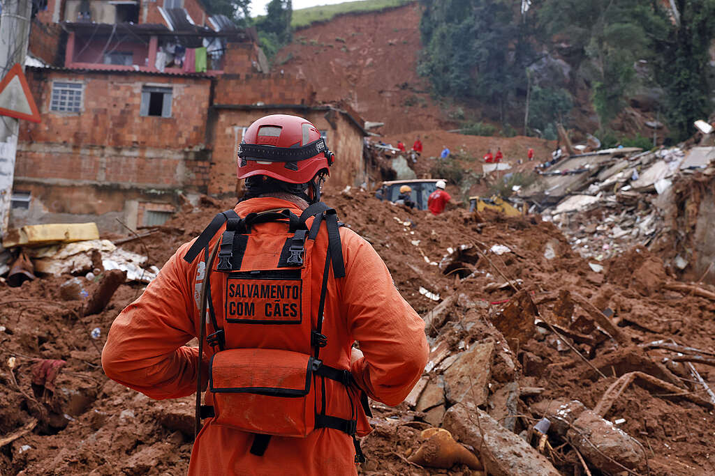 Soldados do Corpo de Bombeiros e voluntários fazem busca e resgate de pessoas em escombros de casas soterradas por lama após fortes chuvas em Juiz de Fora (MG)
