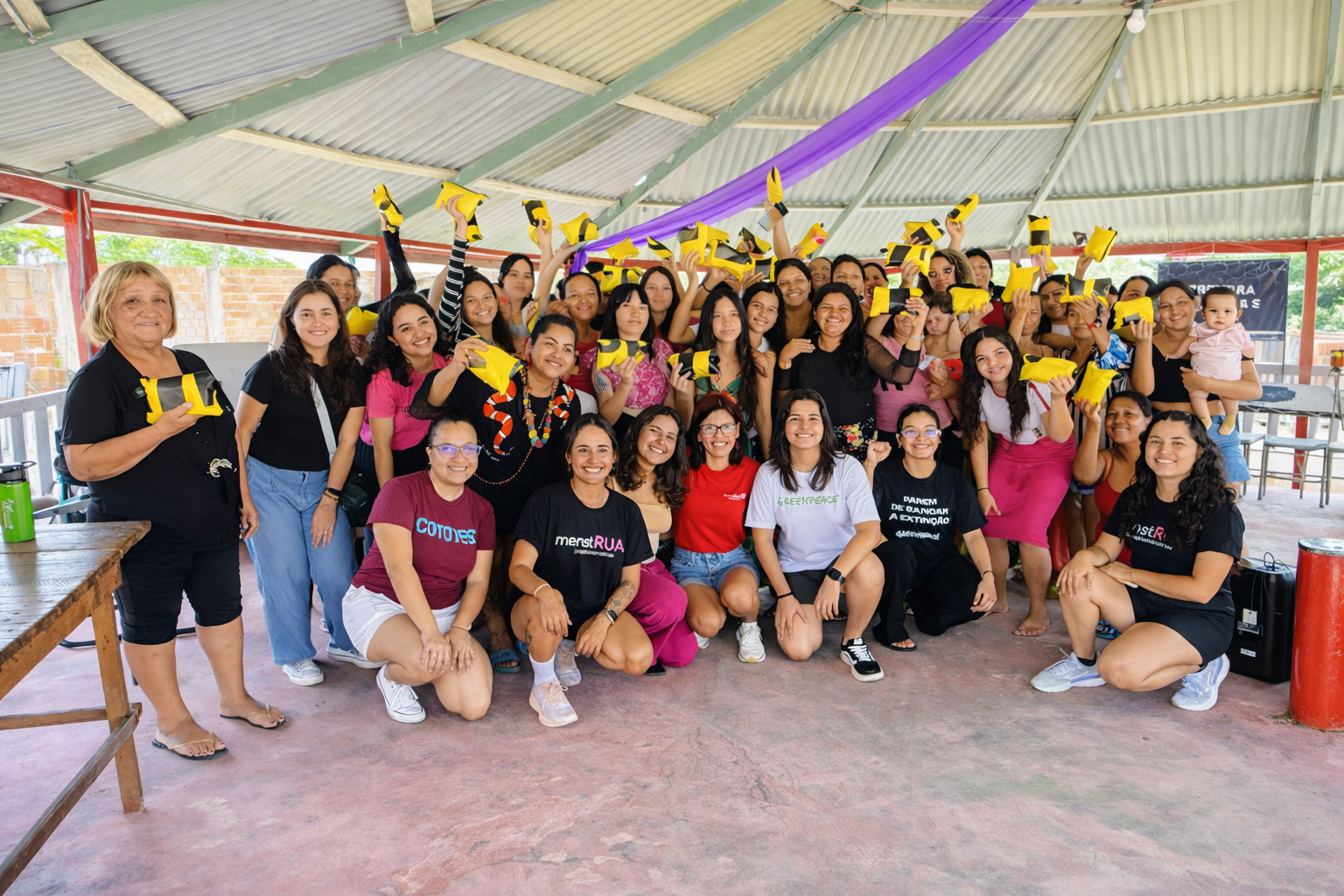 Necessaires feitas a partir de banners do Greenpeace Brasil se transformam em kits para pessoas em vulnerabilidade menstrual