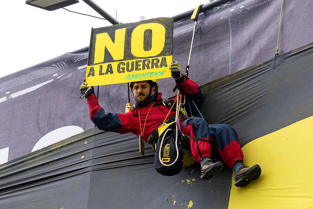 No to War! Giant Banner Action in Madrid. © Greenpeace / Pablo Blazquez