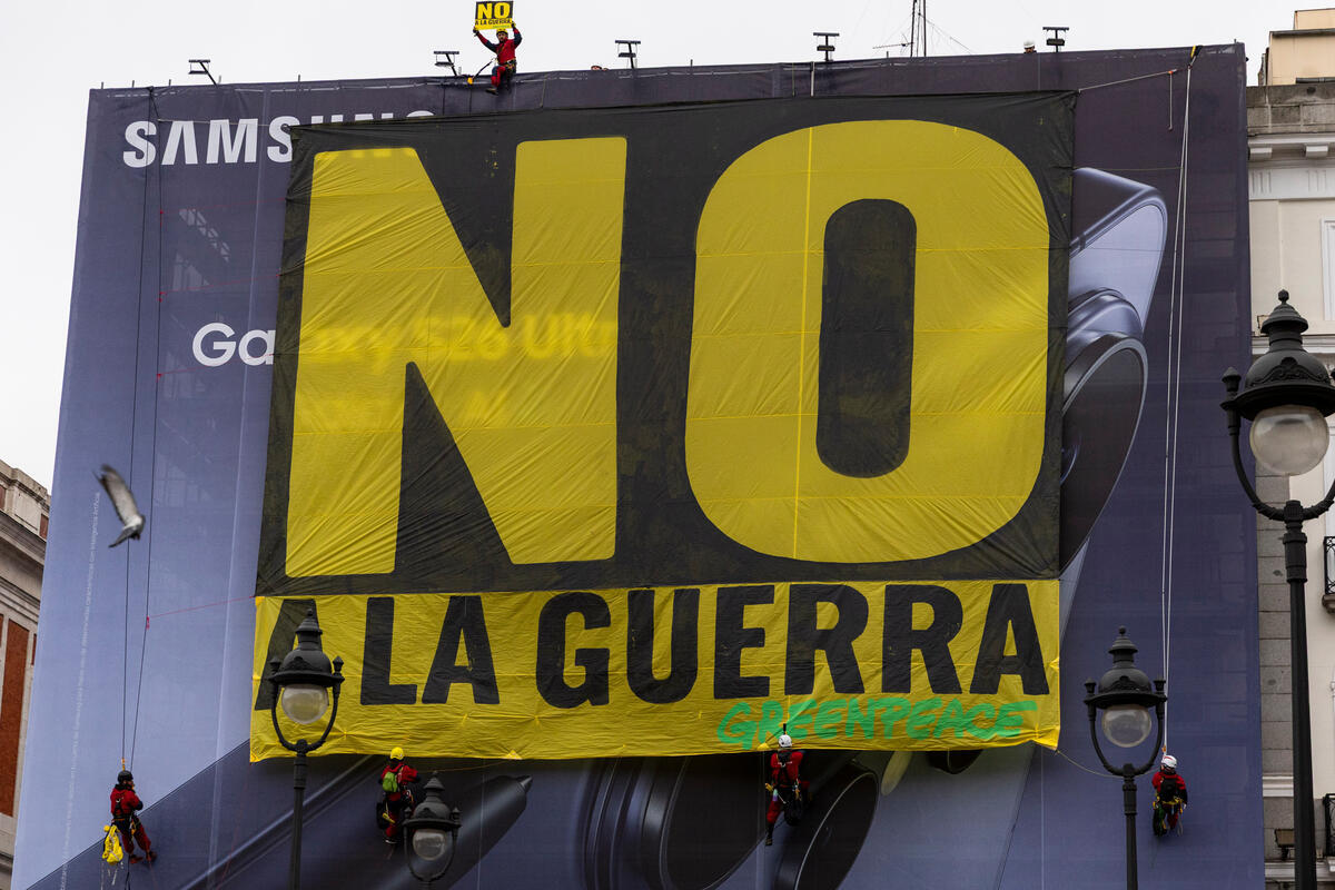 No to War! Giant Banner Action in Madrid. © Greenpeace / Pablo Blazquez