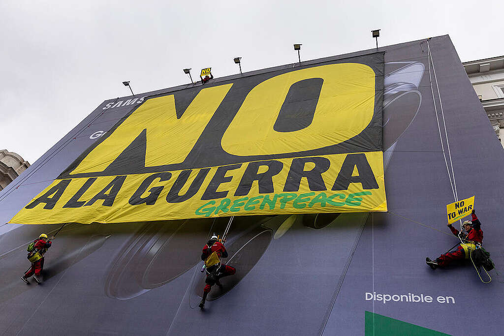 Ativistas do Greenpeace Espanha desdobram uma faixa gigante com a mensagem “NÃO À GUERRA” na Puerta del Sol, em Madri, um dos locais mais emblemáticos da cidade, para enviar uma mensagem clara aos líderes mundiais: a guerra nunca é a solução. É hora de escolher a paz.