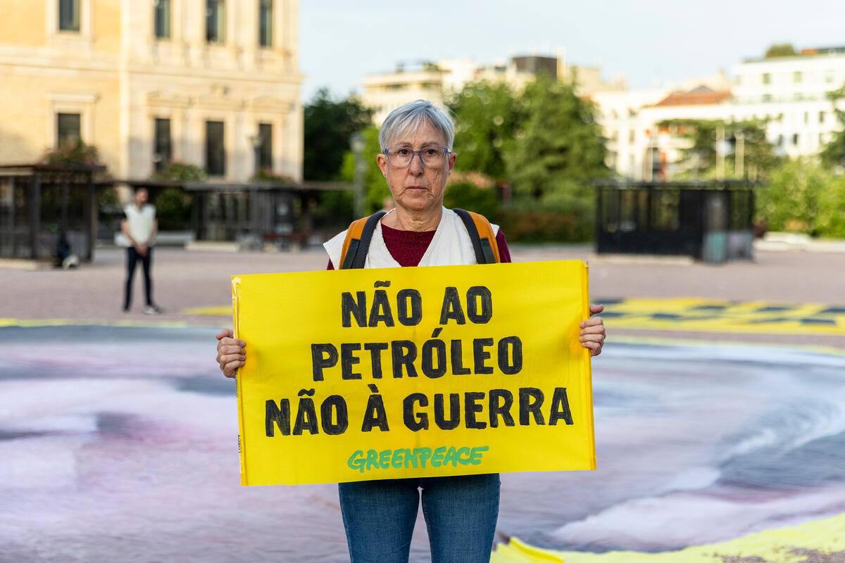 Trump Vomiting Oil - Action in Madrid. © Pablo Blazquez / Greenpeace