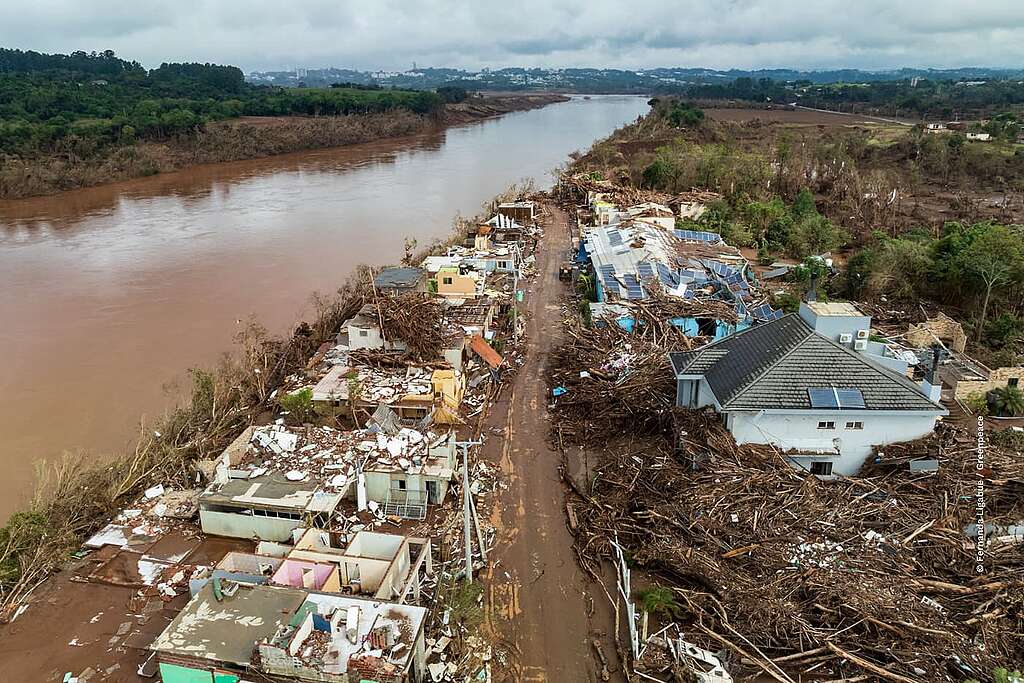Imagens do impacto e destruição de casas e estruturas causadas pela cheia do Rio Taquari no município de Arroio do Meio no Rio Grande do Sul após as grandes chuvas que acometeram o Estado. A população do Rio Grande do Sul, que enfrenta a maior tragédia climática de sua história.