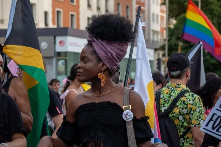 Orgulho, Mem&oacute;ria e Descoloniza&ccedil;&atilde;o: um olhar sobre o Dia do Orgulho