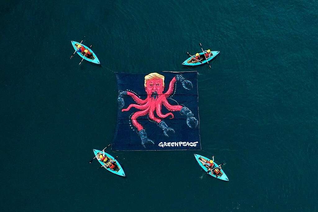 image Ativistas do Greenpeace em caiaques cercam, no oceano, uma faixa que retrata Donald Trump como um polvo ameaçando o fundo do mar. A ação protesta contra a mineração em mar profundo e a exploração de minerais nos oceanos.