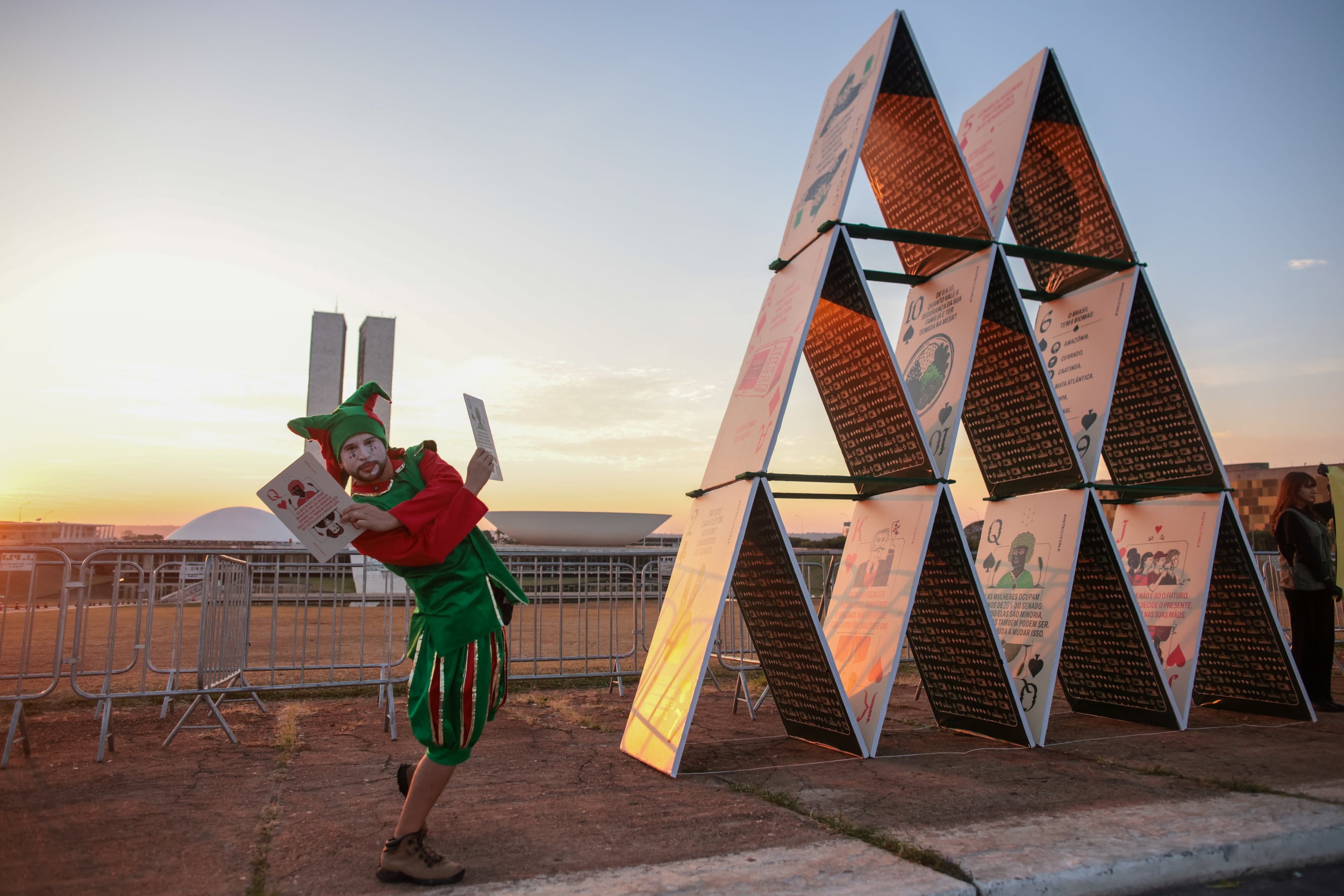 Desembaralho do Senado: em frente ao Congresso, Greenpeace Brasil monta castelo de cartas gigante para ressaltar importância do voto