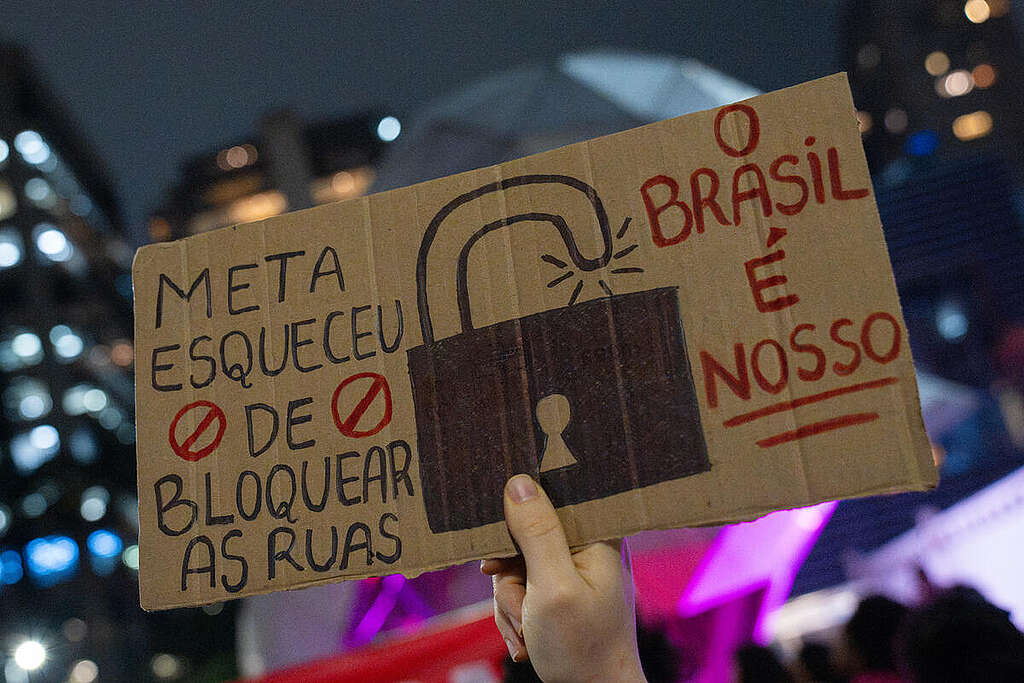 Meta, Don’t Meddle in Our Election! Less than a week before the elections, Greenpeace Brazil joined hundreds of activists and civil society organizations at Meta’s headquarters in São Paulo in a peaceful protest to send a clear message: Meta, keep your hands off our election! Thousands of complaints compiled by the CTRL+Z organization exposed serious failures on Meta’s platforms that are interfering with Brazil’s elections, manipulating social media, and threatening our democracy. We don’t need anyone meddling in our choices. We urgently need regulation of Big Tech! Brazil decides Brazil’s future.