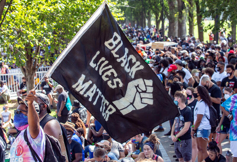 marcha com bandeira dizendo Black lives matter" em Washington marcha com bandeira dizendo Black lives matter" em Washington