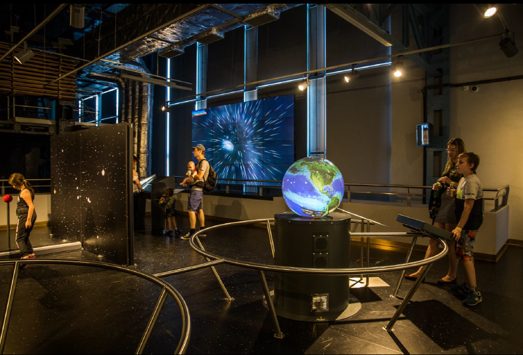 Част от изложбата в EC1 „Макро свят“, предоставяща интеракция с цялата вселена посредством дигитални технологии