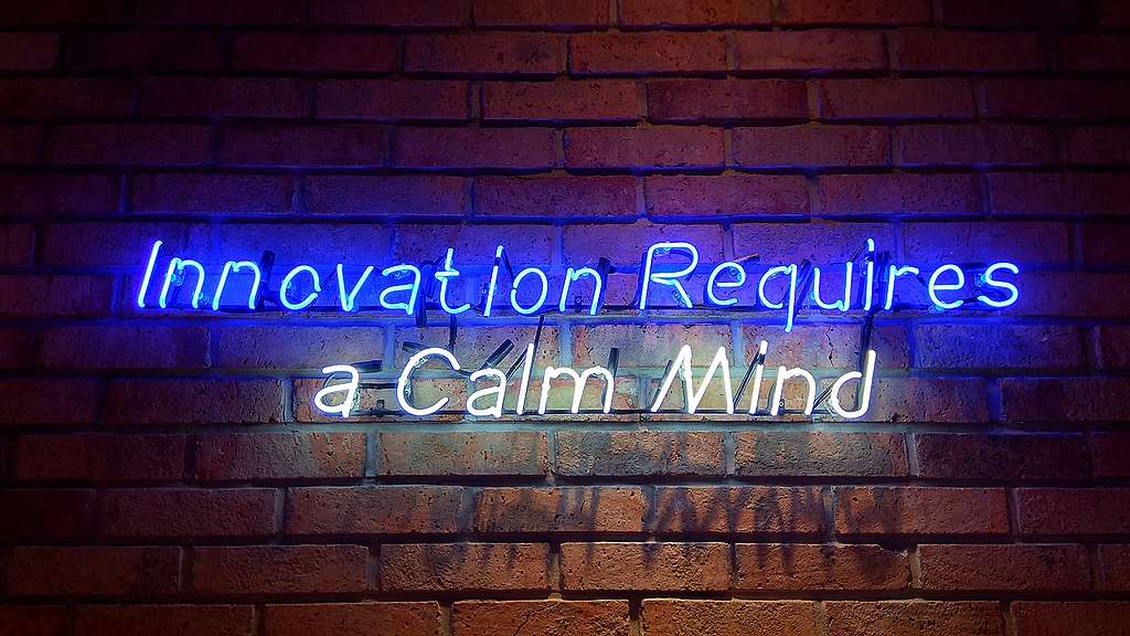 Надпис в Elektrownia Powisle: „Иновацията изисква спокоен ум“