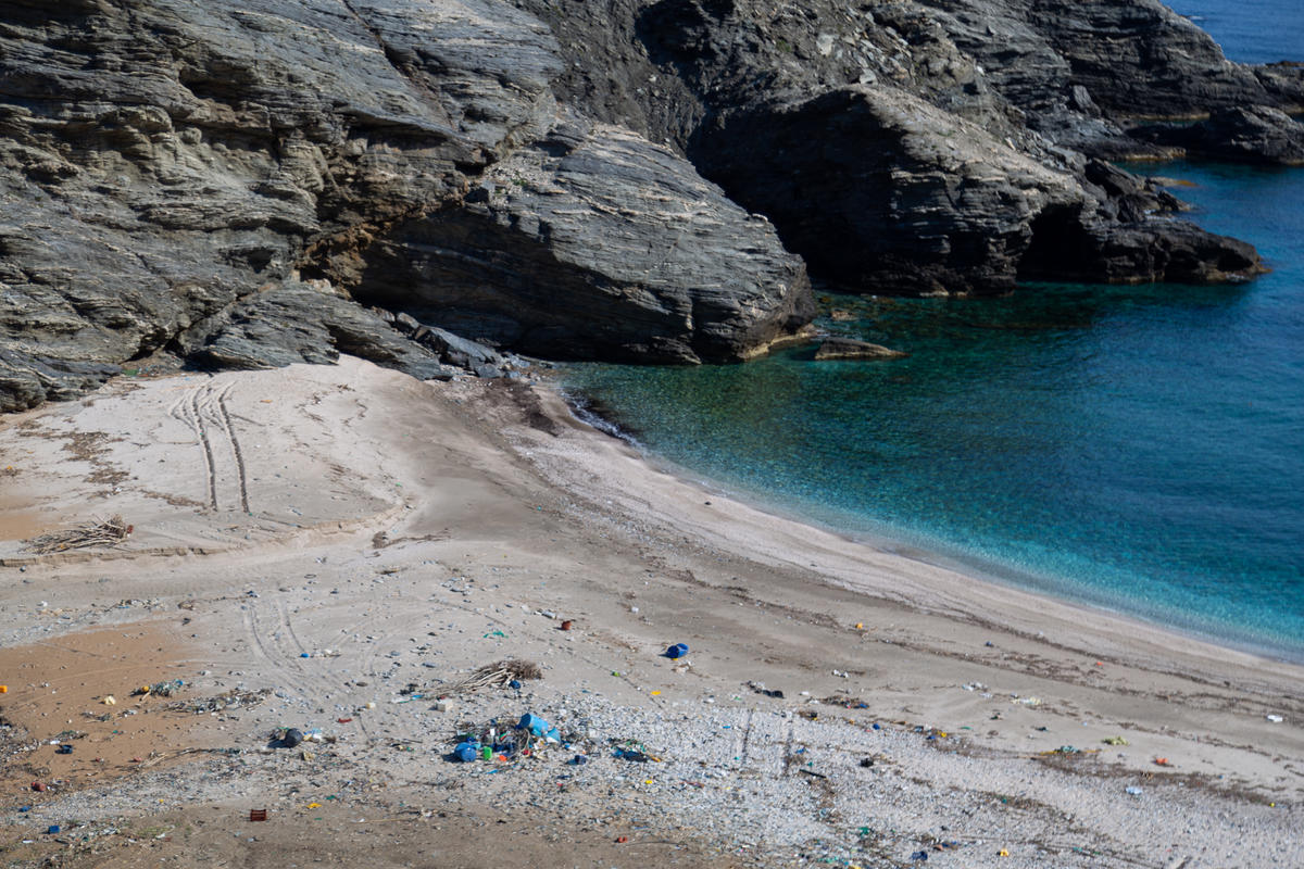 Revisiting Beaches after Clean-up in Greece. © Constantinos Stathias / Greenpeace