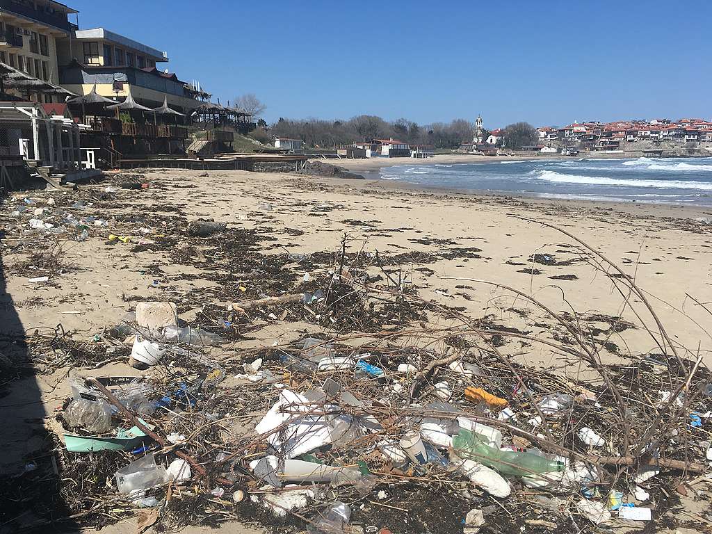 Пластмасово замърсяване на плаж в Созопол, април 2020 г.