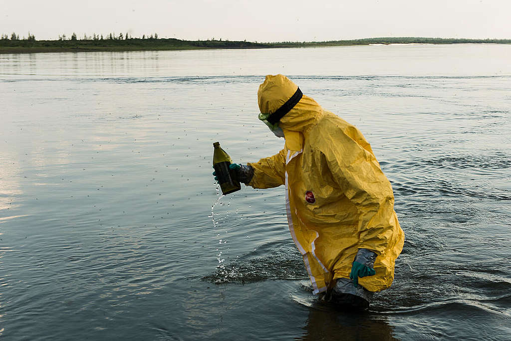 Изземане на проби от река Пясина, замърсена от нефт в руската част на Арктика. © Дмитрий Шаромов / „Грийнпийс“