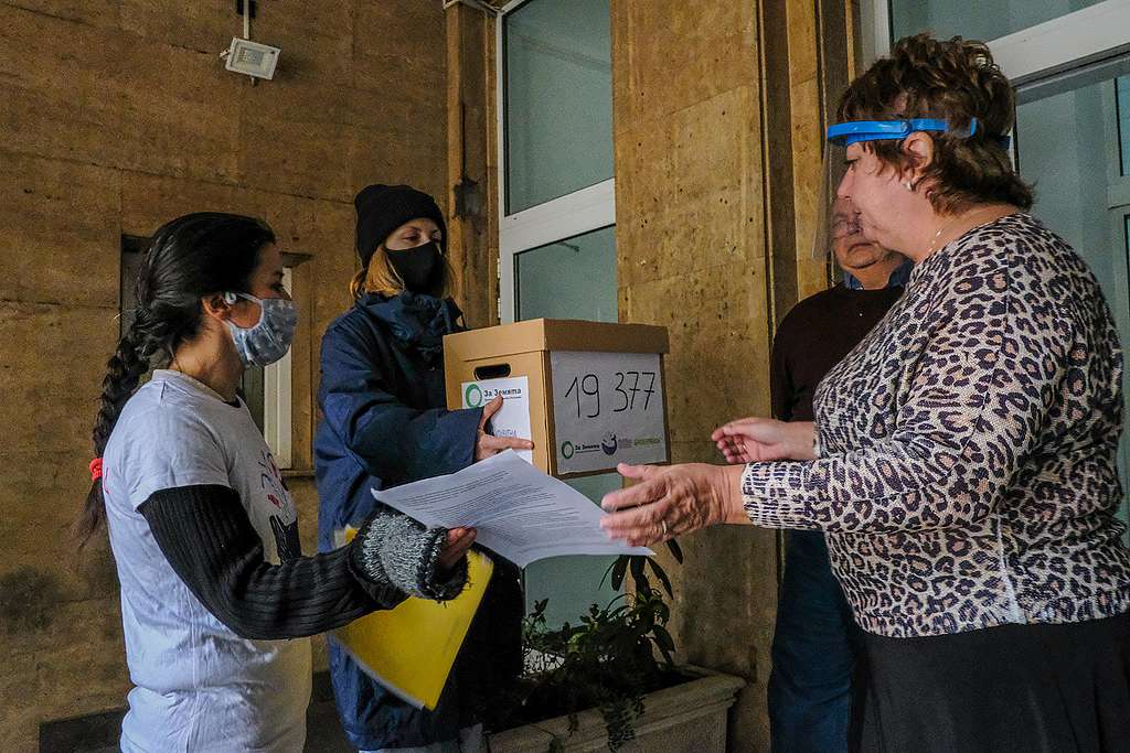 Евгения Ташева от „За Земята“ (вляво) и актрисата Лили Гелева (с кутията) предават петицията на служител на МОСВ, октомври 2020 © Деннис Тодоров/ „Грийнпийс“ – България Евгения Ташева от „За Земята“ (вляво) и актрисата Лили Гелева (с кутията) предават петицията на служител на МОСВ, октомври 2020 © Деннис Тодоров/ „Грийнпийс“ – България