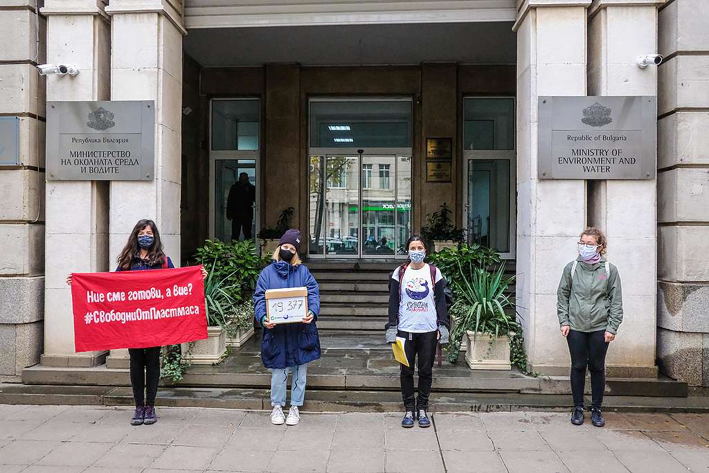 Предаване в МОСВ на петиция за справяне с пластмасовото замърсяване от актрисата Лили Гелева (с кутията) и екип на „Грийнпийс“ – България и „За Земята“, октомври 2020