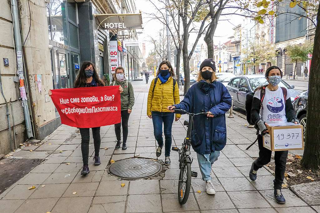 Предаване в МОСВ на петиция за справяне с пластмасовото замърсяване от актрисата Лили Гелева (с колелото) и екип на „Грийнпийс“ – България и „За Земята“, октомври 2020 Предаване в МОСВ на петиция за справяне с пластмасовото замърсяване от актрисата Лили Гелева (с колелото) и екип на „Грийнпийс“ – България и „За Земята“, октомври 2020