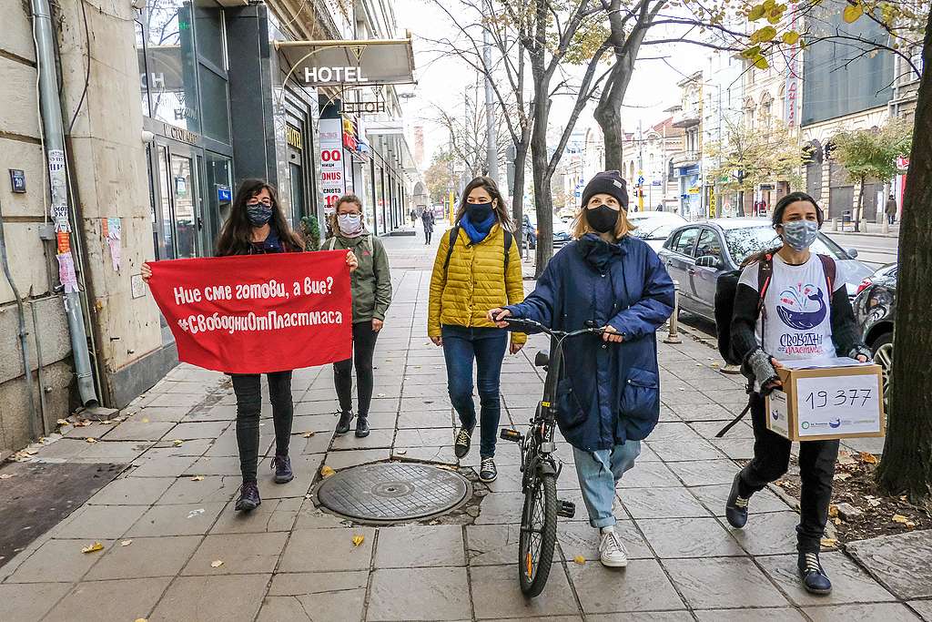 Предаване в МОСВ на петиция за справяне с пластмасовото замърсяване от актрисата Лили Гелева (с колелото) и екип на „Грийнпийс“ – България и „За Земята“, октомври 2020